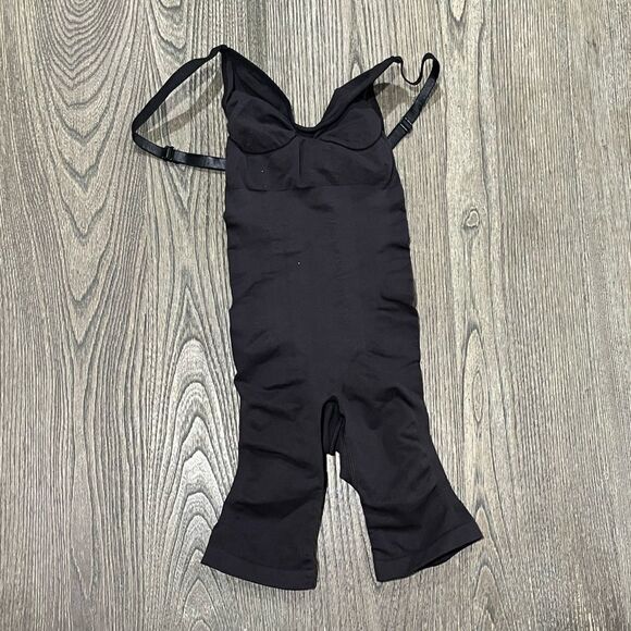 NWOT Skims Seamless Sculpt Mid Thigh Bodysuit Shapewear Scoop Neck Black S/M - Picture 1 of 3